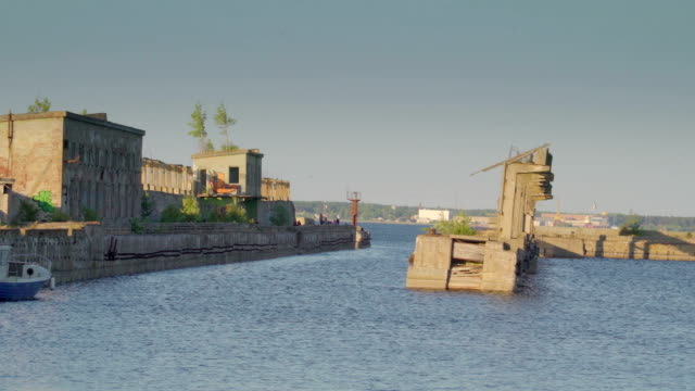 El-viejo-puerto-de-puerto-de-desmagnetizador-Soviética-en-Estonia-Hara