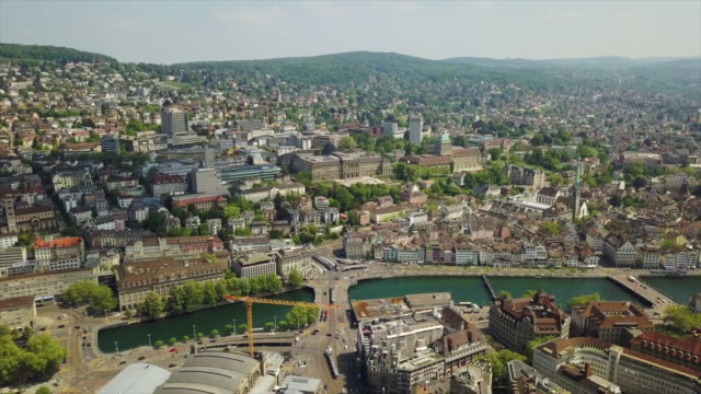 panorama-aérea-de-la-ciudad-ribereña-de-Suiza-zurich-4k