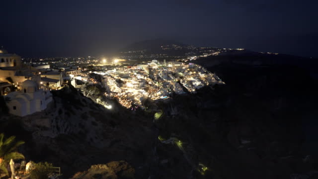 Nachtzeit-Schwenken-der-Stadt-Fira-auf-Santorin