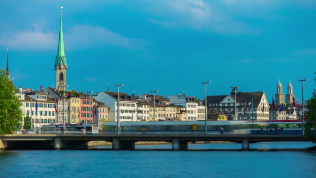 Suiza-día-soleado-zurich-ciudad-río-tráfico-puente-panorama-4k-timelapse