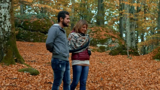 Pareja-sonriente-romántica-en-el-bosque-en-otoño-temporada