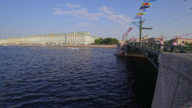 Lapso-de-tiempo-vista-desde-Palacio-puente-sobre-Río-de-Neva,-San-Petersburgo,-Rusia.