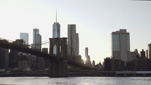 Ein-Blick-auf-Lower-Manhattan-Skyline-mit-One-World-Trade-Center-gedreht-vom-Boot-in-den-East-River-unter-der-Brooklyn-Bridge-in-New-York,-Vereinigte-Staaten-von-Amerika