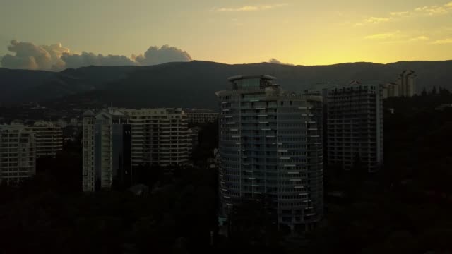nuevos-rascacielos-moderno-edificio-de-apartamentos-en-la-montaña-la-ciudad-aérea-de-panorama