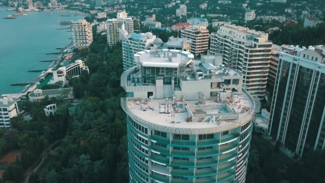 vista-aérea-del-complejo-alto-edificio-en-el-establecimiento-de-eco-de-Costa-de-mar