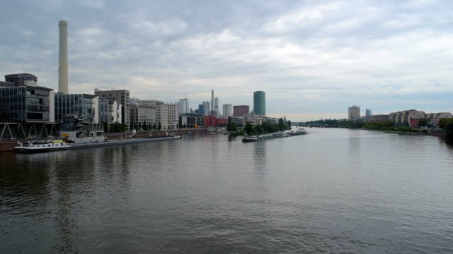 schöne-Aussicht-auf-die-Stadt-Frankfurt-Am-Main-mit-Fluss-und-Häuser