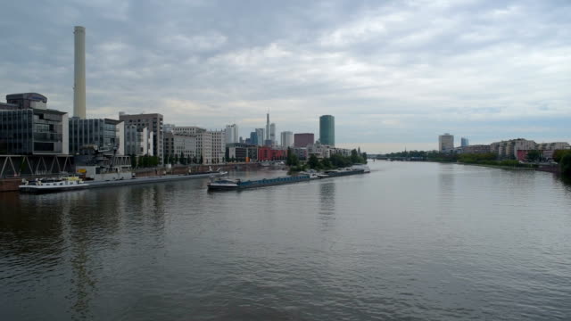 schöne-Aussicht-auf-die-Stadt-Frankfurt-Am-Main-mit-Fluss-und-Häuser