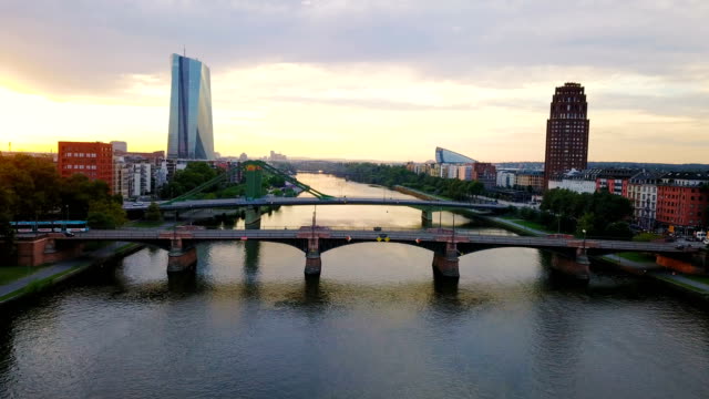 vista-aérea-de-la-ciudad-de-Frankfurt-con-el-río-y-los-rascacielos-durante-el-amanecer