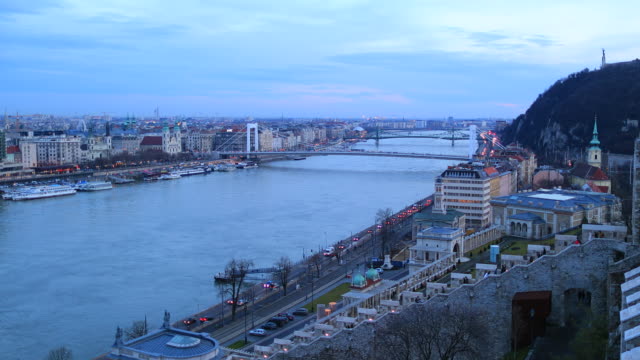 Am-Abend-Landschaft-Ausblick-auf-europäische-Stadt-in-4K.-Blick-auf-Budapest-Ungarn-in-der-Nacht