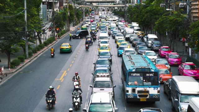 Pkw-Verkehr-auf-den-Straßen-von-Asien