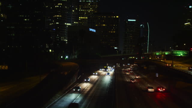 Die-Innenstadt-von-Los-Angeles-Freeway-und-Verkehr-in-der-Nacht
