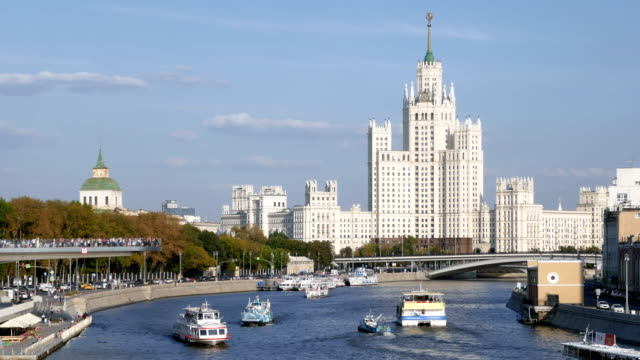 Hyperlapse-des-Moskwa-Flusses-mit-Kreuzfahrtschiffen,-nahe-dem-Kotelnicheskaya-Damm-Gebäude-und-Zarjadje-Park,-Moskau,-Russland.