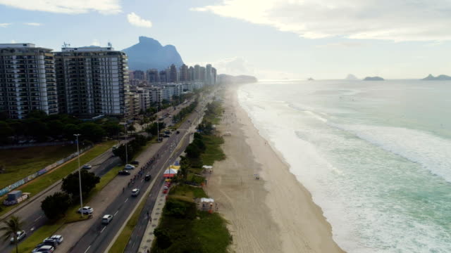 Vista-aérea-drone-sobre-Barra-da-Tijuca-Beach,-Rio-de-Janeiro,-Brasil