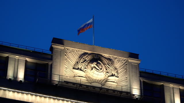 Bandera-estatal-de-la-Federación-de-Rusia-en-la-Duma-del-estado
