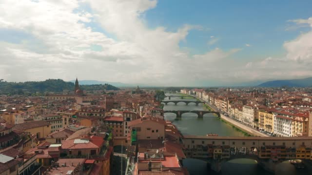 Vista-aérea-del-río-de-Arno-de-Florencia,-el-Ponte-Vecchio-viejo-puente,-4K