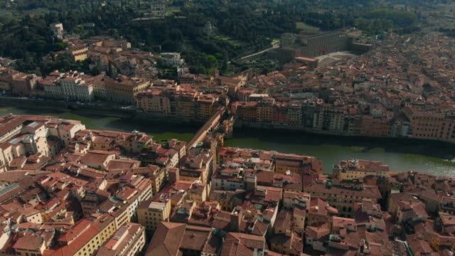 Luftaufnahme-von-Florenz,-Italien,-die-Ponte-Vecchio-alte-Brücke,-Fluss-Arno-4K