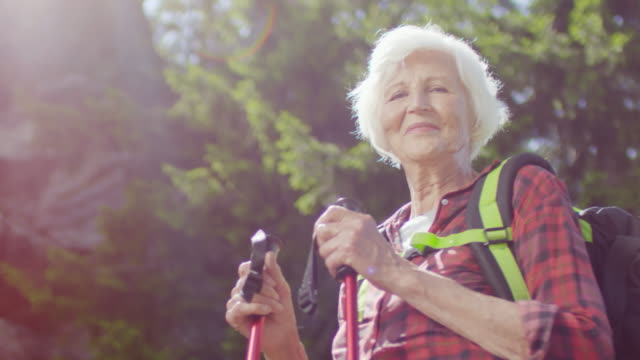 Feliz-mujer-Senior-con-bastones-de-Trekking