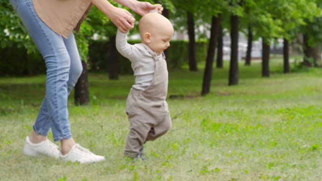 Mutter-Baby-Lehre,-Spaziergang-im-Park