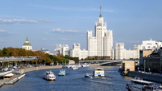 Zeitraffer-des-Moskwa-Flusses-mit-Kreuzfahrtschiffen,-nahe-dem-Kotelnicheskaya-Damm-Gebäude-und-Zarjadje-Park,-Moskau,-Russland.
