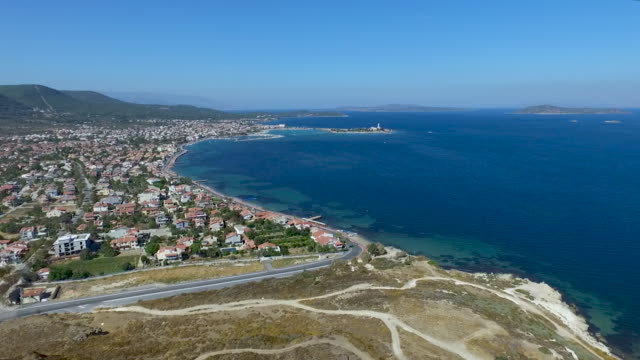 Blick-auf-Stadt-und-Meer,-drone-video