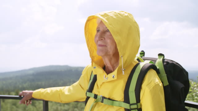 Senior-weiblichen-Backpacker,-die-Aussicht-auf-Berge