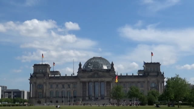 Reichstagsgebäude-und-deutschlandfahnen