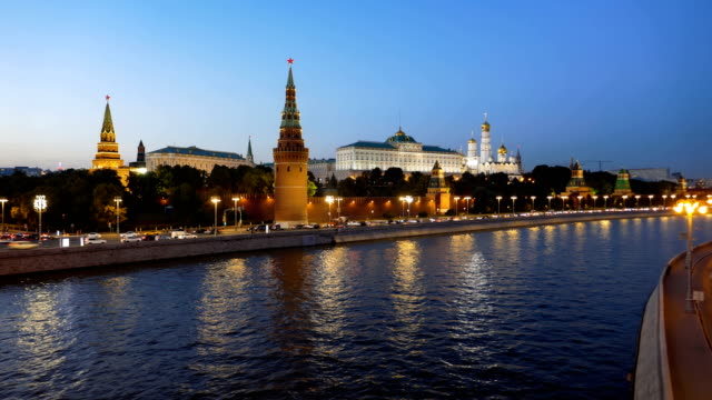 Timelapse-nocturno-del-Kremlin-de-Moscú-y-Moscú-río-con-barcos-de-cruceros,-Rusia