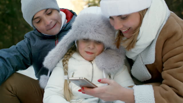 Madre-y-niños-viendo-fotos-en-el-Smartphone