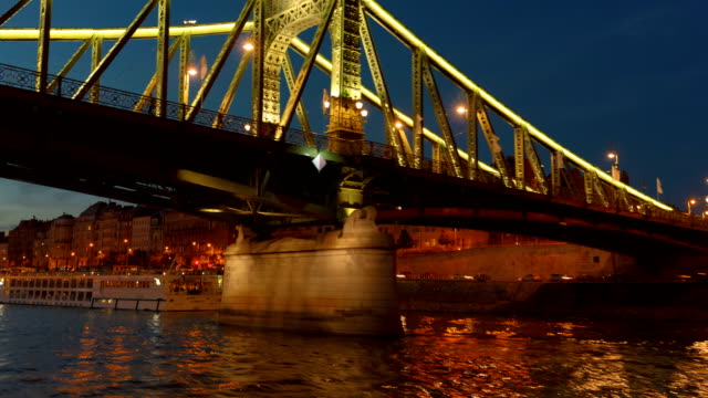 Liberty-Bridge,-Budapest,-Hungary