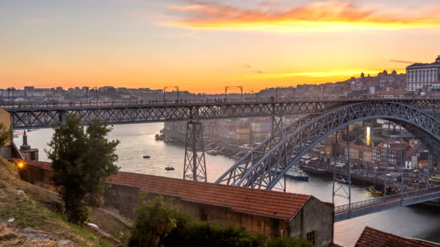 Timelapse-Porto-Skyline-bei-Sonnenuntergang,-Portugal