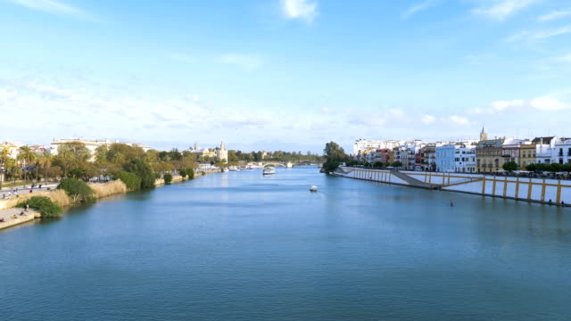 Suggestive-Ansicht-des-Kanals-am-Fluss-Guadalquivir-in-Sevilla,-Spanien