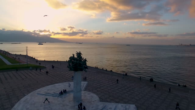 Izmir-Plaza-abejón,-Plaza-de-la-ciudad-por-de-drone,-puesta-de-sol