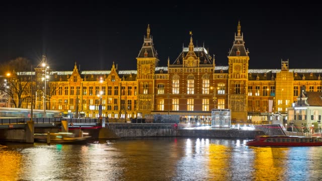 Central-Station-in-Amsterdam-Netherlands-at-night