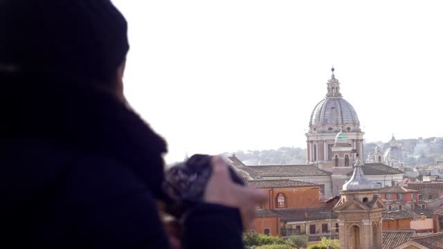 Stehende-Frau-St.-Peter-in-Rom-zu-betrachten.-Religion,-Hoffnung,-glauben-Rückansicht