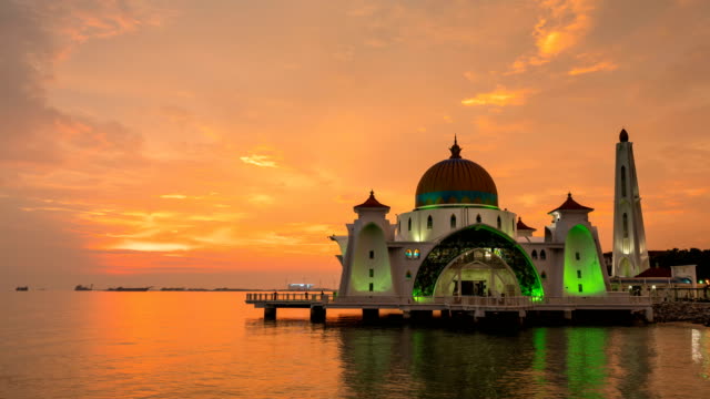 Lapso-de-tiempo-de-Masjid-Selat-Melaka-al-atardecer,-Malaca,-Malasia