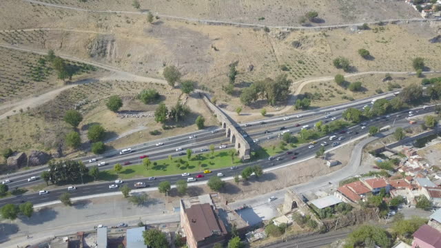 Izmir-Ansicht,-Verkehr-Luftaufnahme,-Aquädukte