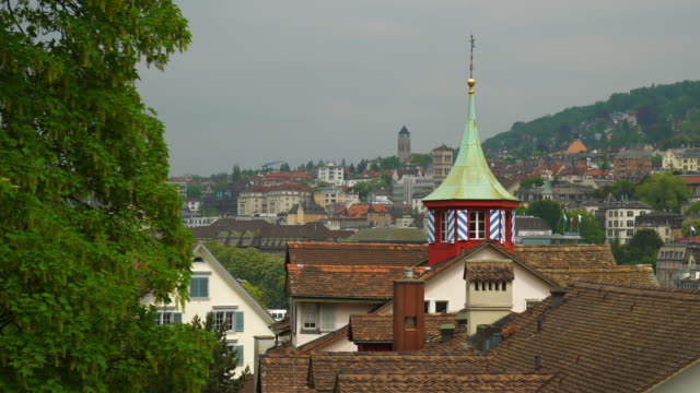 Tageszeit-Zürich-berühmten-Stadtbild-auf-dem-Dach-slow-Motion-Panorama-4k-Schweiz