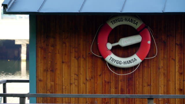 Eine-rote-und-weiße-Ring-Bouy-hängt-an-der-Wand-in-Stockholm-Schweden