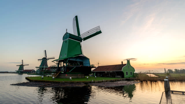 Holländische-Windmühle-Sonnenaufgang-Zeitraffer-Zaanse-Schans-Village,-Amsterdam-Niederlande-Timelapse-4K