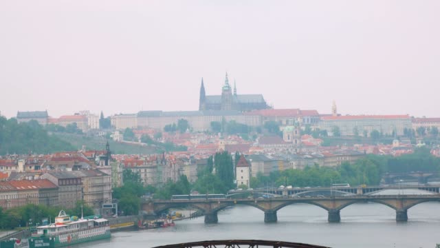 herrlichen-Blick-auf-Prag-bei-bewölktem-Wetter-vom-Berg