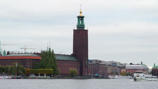 Der-Blick-auf-den-Rathausturm-in-Stockholm-Schweden