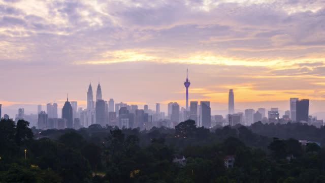 4-k-UHD-Zeitraffer-des-dramatischen-Sonnenaufgang-über-Kuala-Lumpur
