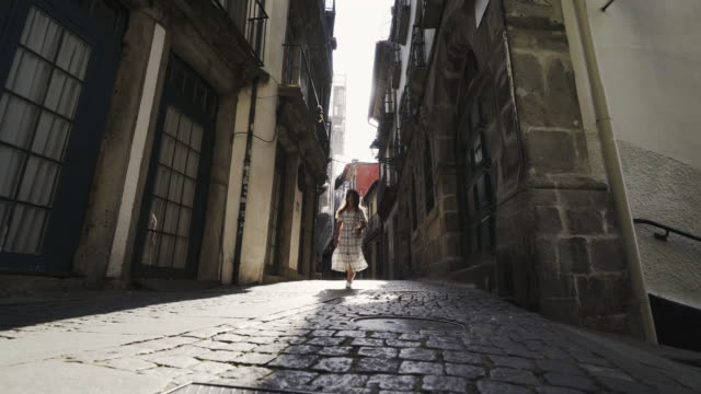 Mujer-caminando-en-la-típica-calle-de-Portugués