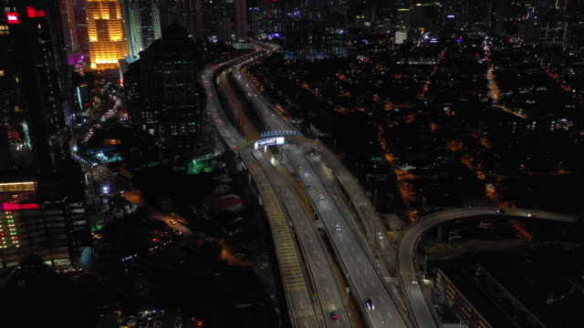 Nacht-beleuchtet-Kuala-Lumpur-Stadtverkehrs-Straße-Antenne-Panorama-4k-Malaysia