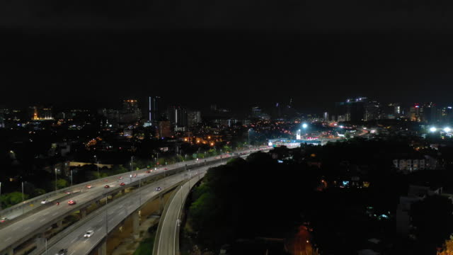 Nacht-Beleuchtung-Kuala-Lumpur-Stadtbild-Verkehrsstraße-aerial-Panorama-4k-Malaysia