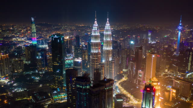 Nacht-Kuala-Lumpur-towers-aerial-Panorama-Zeitraffer-4k-Malaysia