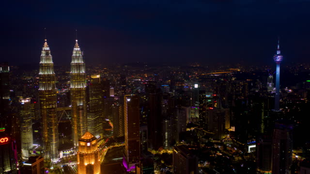 Nacht-Kuala-Lumpur-Stadtzentrum-thront-aerial-Panorama-Zeitraffer-4k-Malaysia
