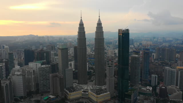 Sunset-Sky-Kuala-Lumpur-centro-aéreo-panorama-timelapse-4k-Malasia