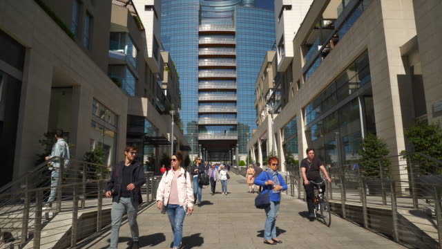 Sonnlicher-Tag-milan-Stadt-berühmte-Fußgängerzone-überfüllte-Straße-Zeitlupe-Panorama-4k-italy