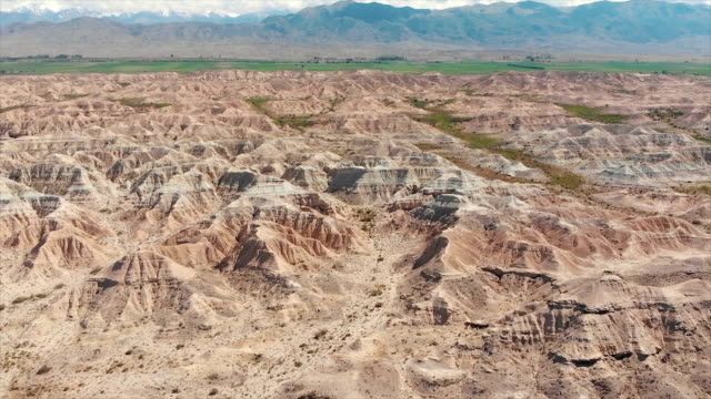 Formaciones-de-roca-rojo-colorido-de-cañón-Skazka-(cuento).-Issyk-Kul-lago-Kirguistán